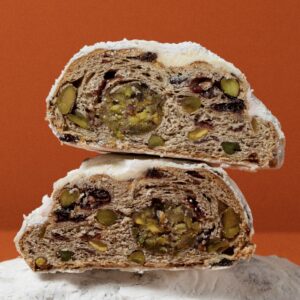 Штолен з фісташками, вишнями та марципаном